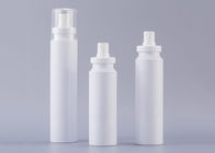 白い色のスプレーヤー ポンプを搭載する化粧品のプラスチック包装のびん